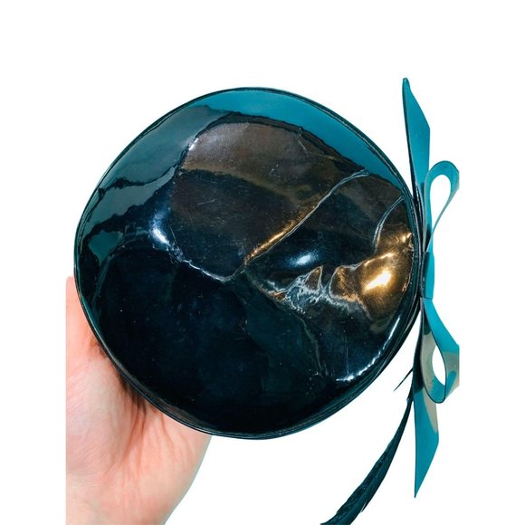 Vintage 1950s Patent Hat Black Bow & Feather Shiny Beret - Picture 6 of 10